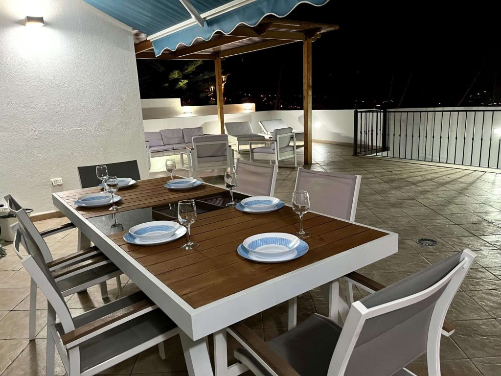 Terraza iluminada con mesa