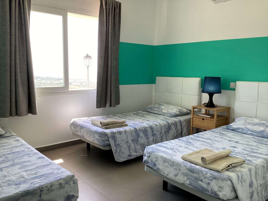 Habitación con tres camas